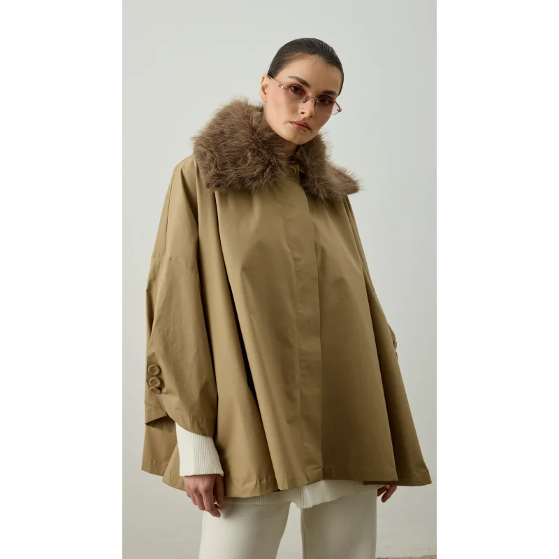 Çıkarılabilir Kürk Yaka Detaylı Kısa Trençkot