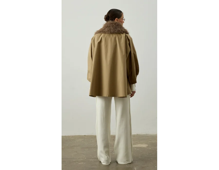 Çıkarılabilir Kürk Yaka Detaylı Kısa Trençkot