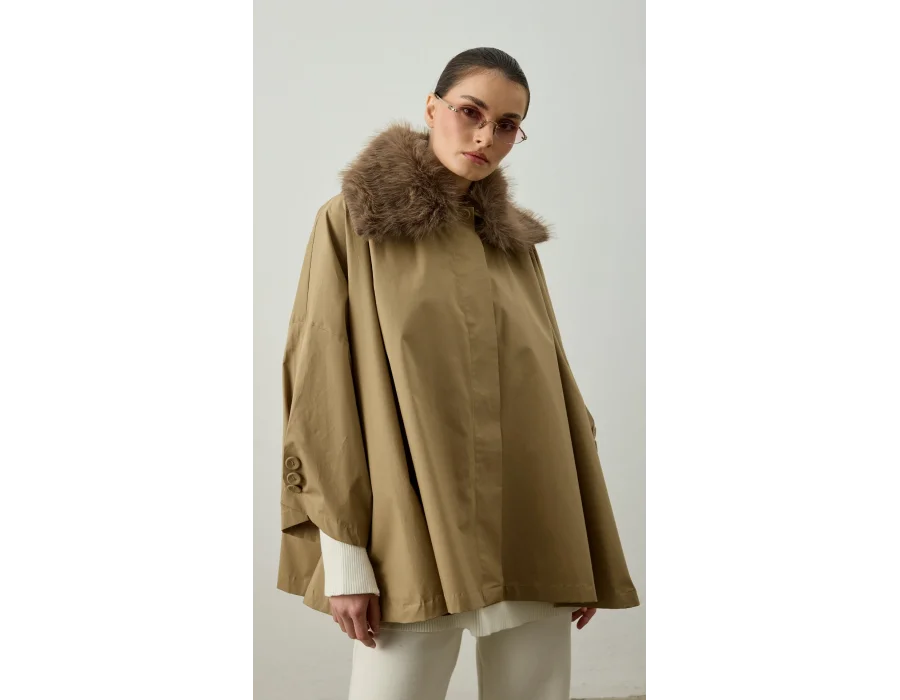 Çıkarılabilir Kürk Yaka Detaylı Kısa Trençkot