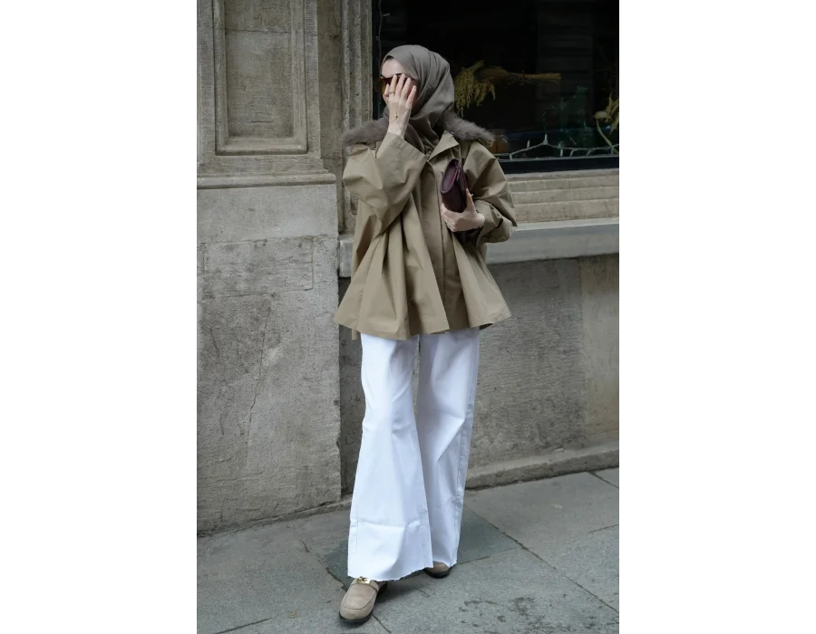 Çıkarılabilir Kürk Yaka Detaylı Kısa Trençkot