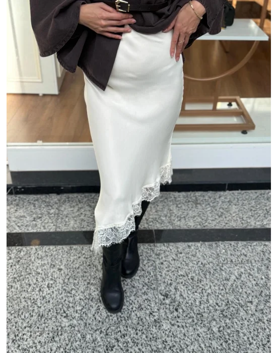 ASİMETRİK KESİM DANTEL DETAYLI MİDİ SATEN ETEK