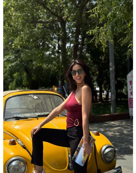 Bordo Asimetrik Yaka Tek Omuz Beli Metal Aksesuarlı Drapeli Bluz