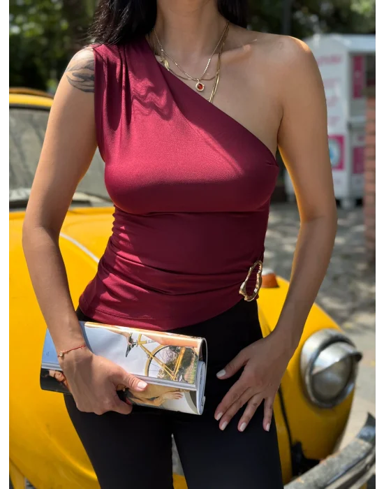 Bordo Asimetrik Yaka Tek Omuz Beli Metal Aksesuarlı Drapeli Bluz