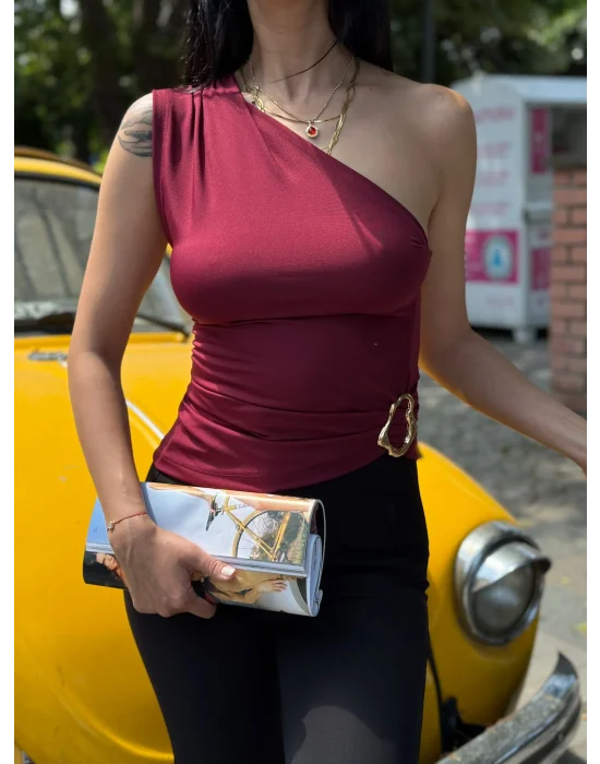 Bordo Asimetrik Yaka Tek Omuz Beli Metal Aksesuarlı Drapeli Bluz