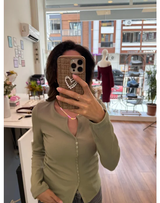 DÜĞME DETAYLI BÜZGÜLÜ TOP