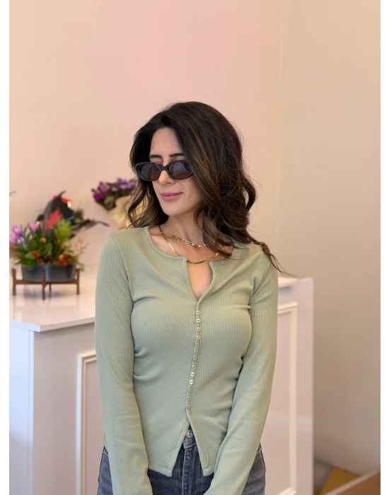 DÜĞME DETAYLI BÜZGÜLÜ TOP