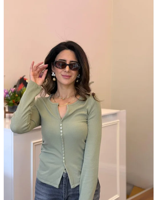 DÜĞME DETAYLI BÜZGÜLÜ TOP