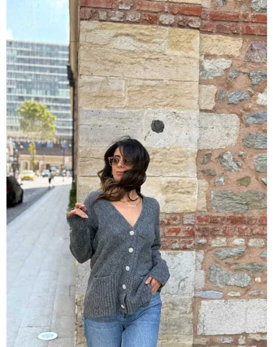 V YAKA TAŞ DUGMELİ CEPLİ YUMUSAK DOKULU TRİKO HIRKA