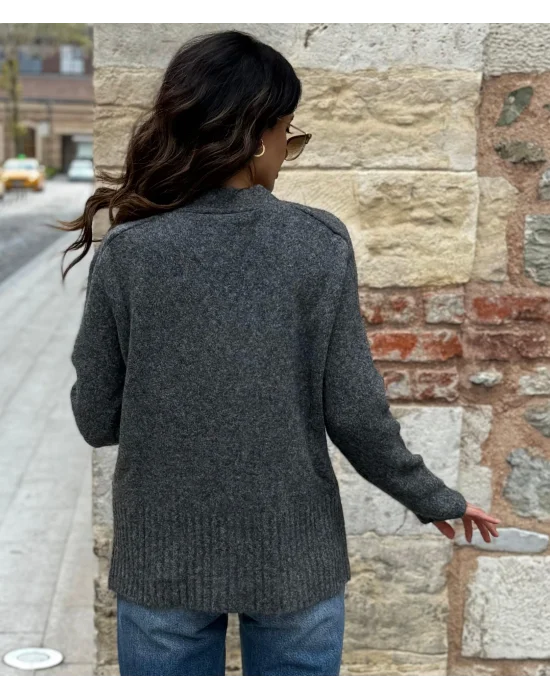 V YAKA TAŞ DUGMELİ CEPLİ YUMUSAK DOKULU TRİKO HIRKA