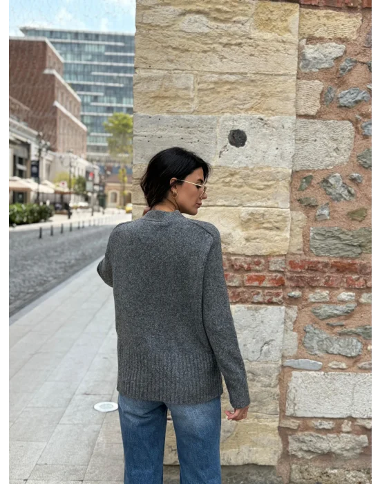 V YAKA TAŞ DUGMELİ CEPLİ YUMUSAK DOKULU TRİKO HIRKA