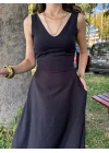 V Yaka Siyah Elbise