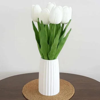 Vazoda Islak Görünümlü Yapay Beyaz Laleler – Modern Dekor Aranjmanı