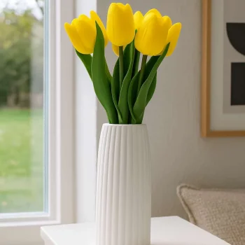 Vazoda Islak Görünümlü Yapay Sarı Laleler – Modern Dekor Aranjmanı