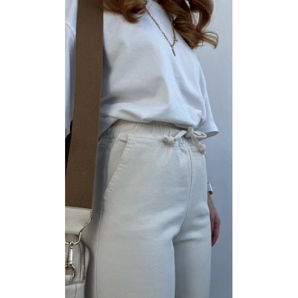 Beli lastikli Krem Mom Jean ( bir beden büyük alınmalı )