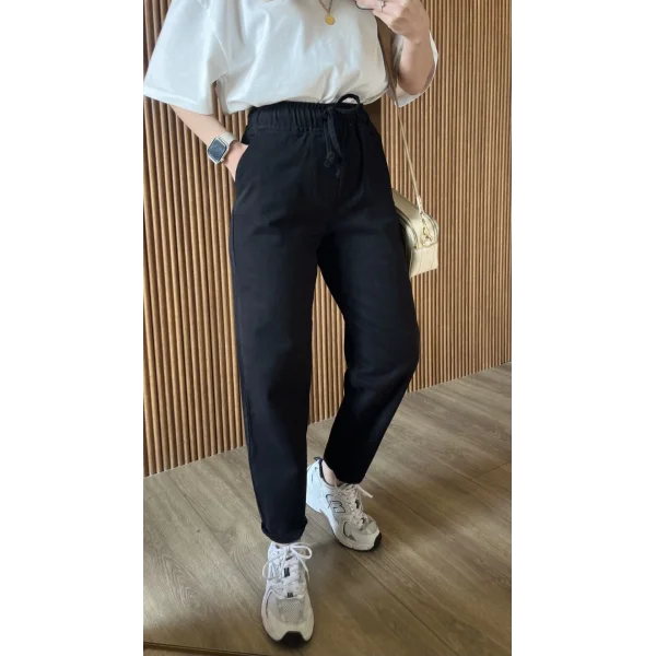 Beli lastikli Siyah Mom Jean ( bir beden büyük alınmalı )