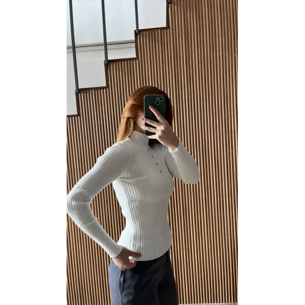 Dik yaka taşlı beyaz bluz