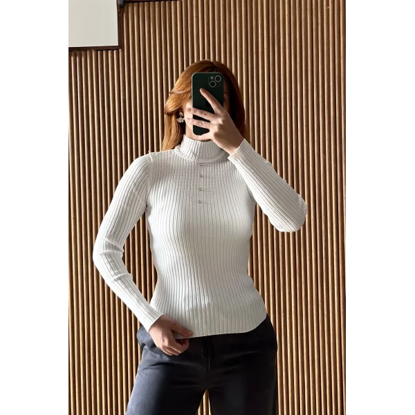 Dik yaka taşlı beyaz bluz