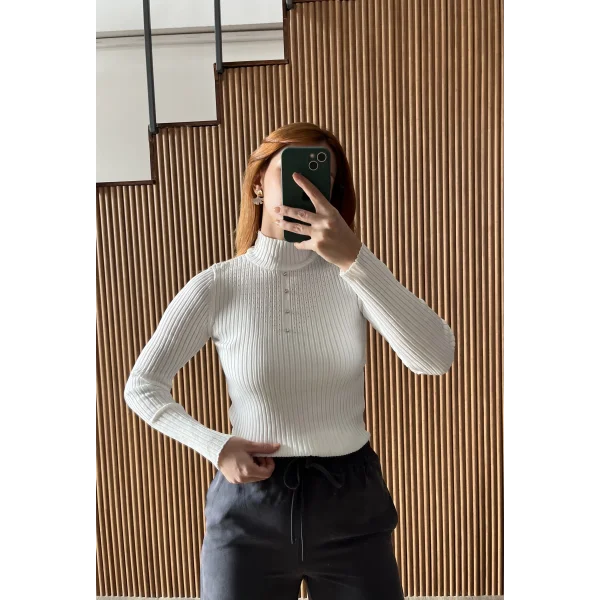 Dik yaka taşlı beyaz bluz