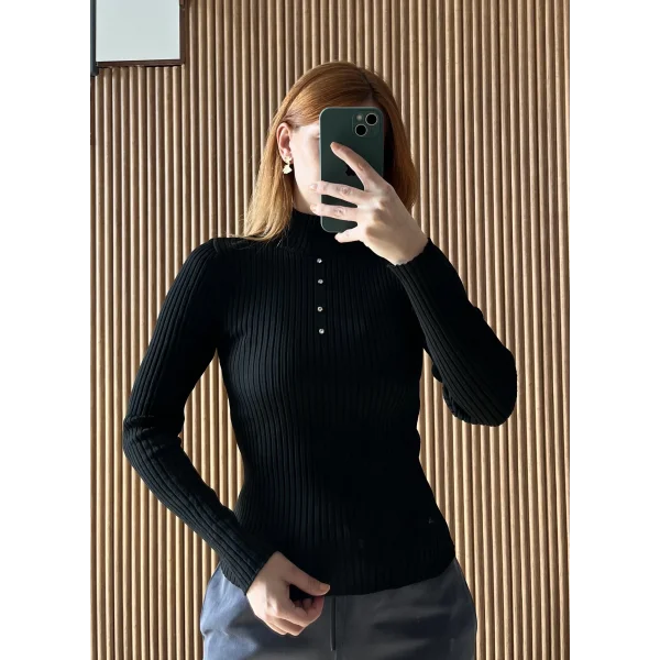 Dik yaka taşlı siyah bluz