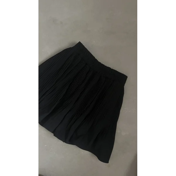 Quzu Pileli Siyah Etek (İçi astarlı şortlu)