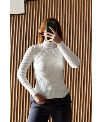 Dik yaka taşlı beyaz bluz