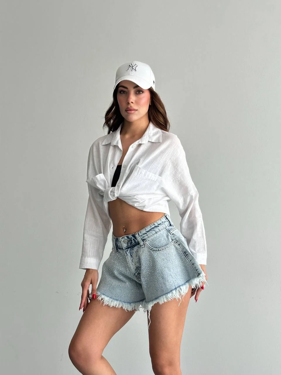 Buz Mavi Taş Detaylı Püsküllü Paça Denim Mini Şort