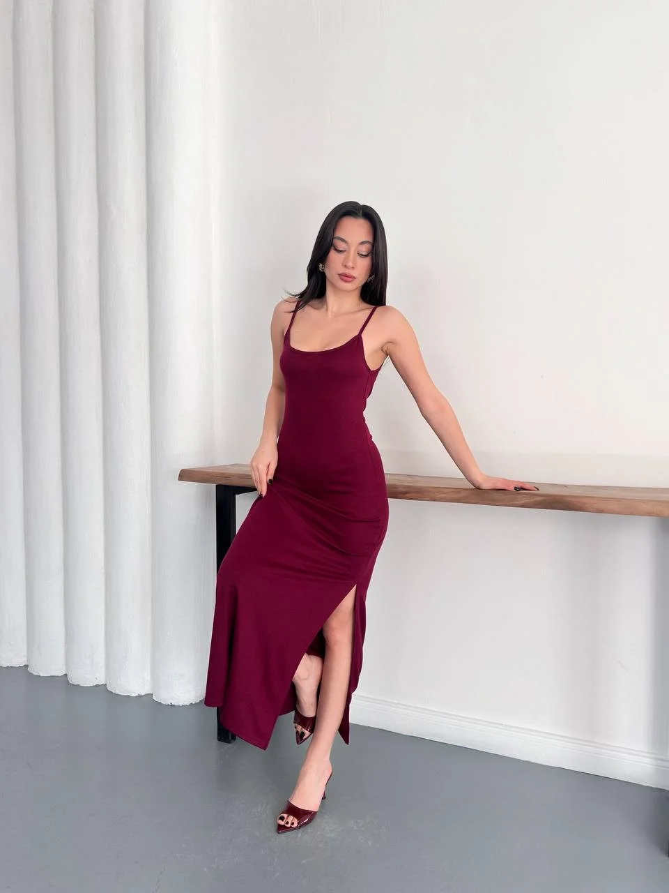 Bordo İp Askılı Pike Modal Yırtmaçlı Uzun Elbise