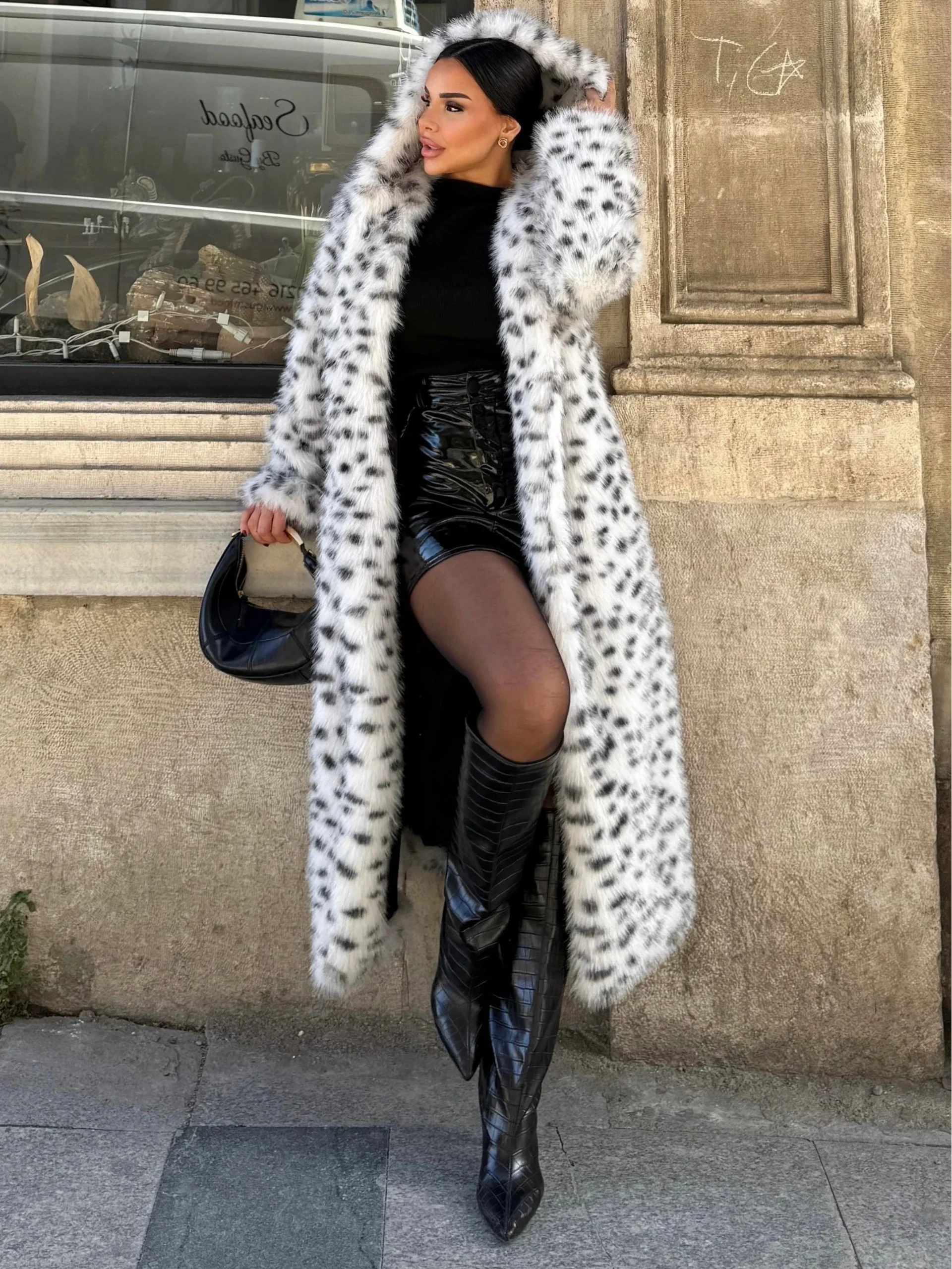 Beyaz Leopar Kapşonlu Uzun İthal Kürk