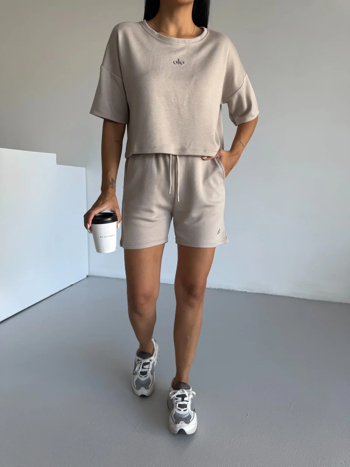 Krem Alo Yoga Modal Crop Şortlu Takım