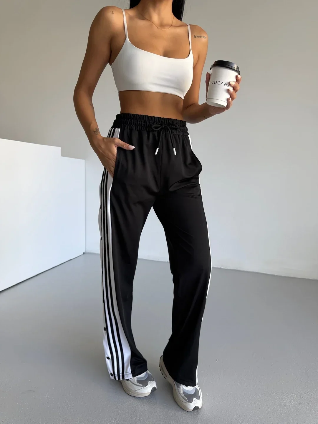 Siyah Çıt Çıt Detay Üç Şeritli Eşofman