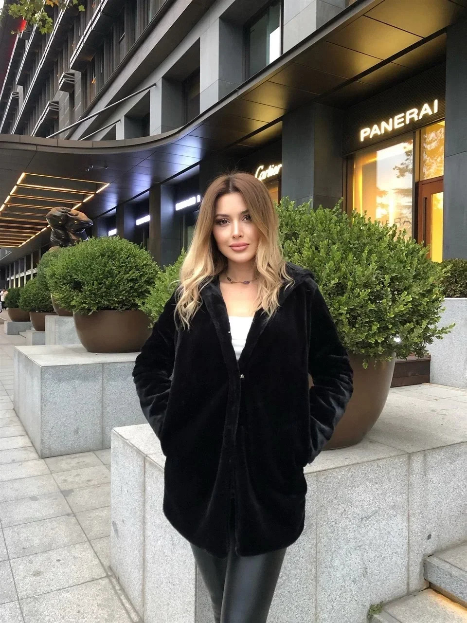 Siyah Kapşonlu İçi Astarlı Rabbit Peluş Kaban