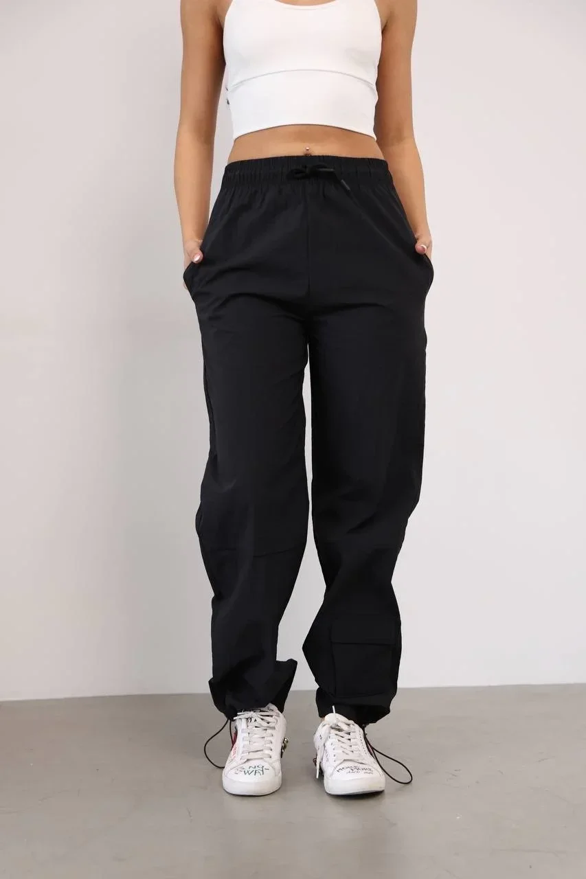 Siyah Paça Cep Detay Paraşüt Eşofman