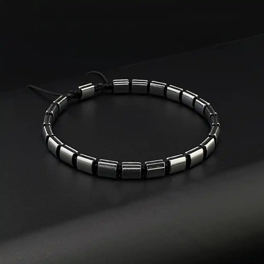 Hematit Gümüş Renk Doğal Taş Kanallı Makrome Bileklik – El Yapımı Şık ve Ayarlanabilir Tasarım