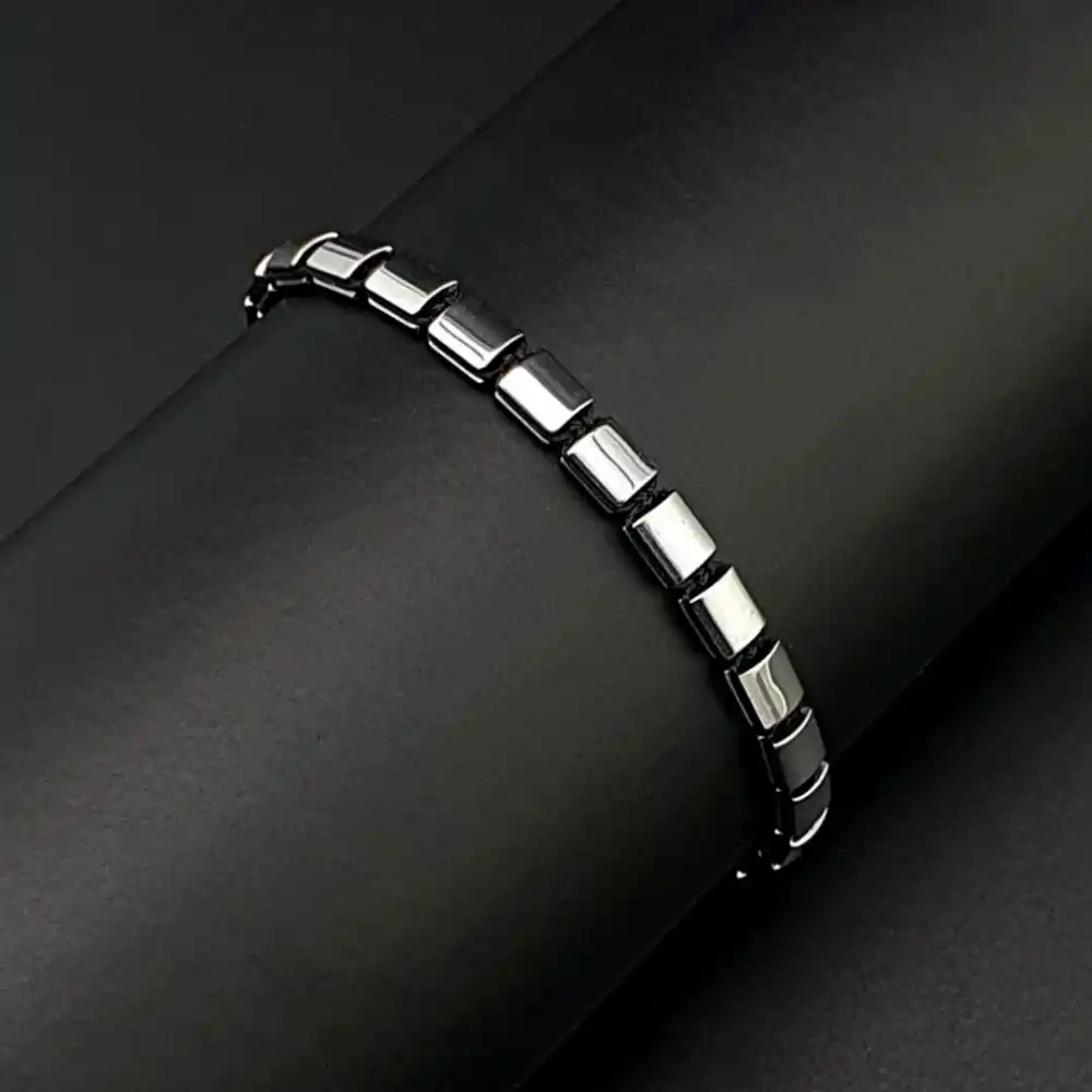 Hematit Gümüş Renk Doğal Taş Kanallı Makrome Bileklik – El Yapımı Şık ve Ayarlanabilir Tasarım