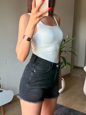 Yüksek Bel Siyah Püskül Detay Paça Denim Şort
