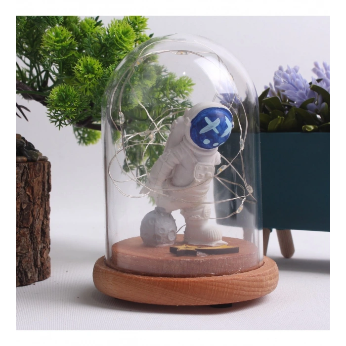 HEDİYELİK ON THE SPACE TEMALI ASTRONOT FİGÜRLÜ AHŞAP FANUS