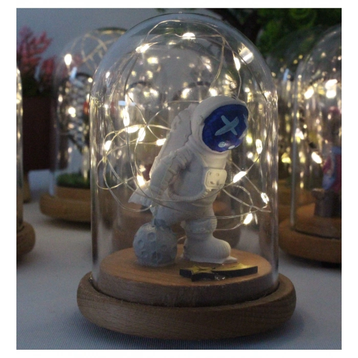 HEDİYELİK ON THE SPACE TEMALI ASTRONOT FİGÜRLÜ AHŞAP FANUS