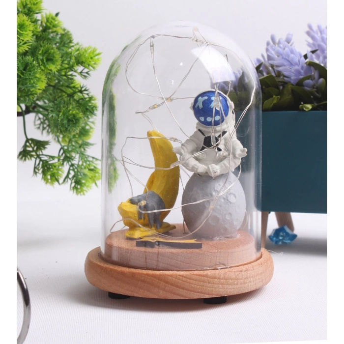 HEDİYELİK ON THE SPACE TEMALI OTURAN ASTRONOT FİGÜRLÜ AHŞAP FANUS