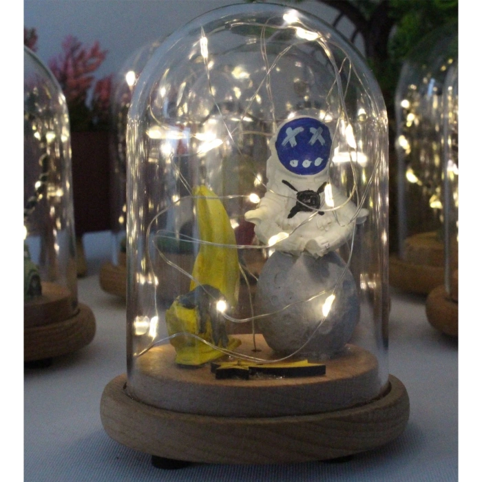 HEDİYELİK ON THE SPACE TEMALI OTURAN ASTRONOT FİGÜRLÜ AHŞAP FANUS