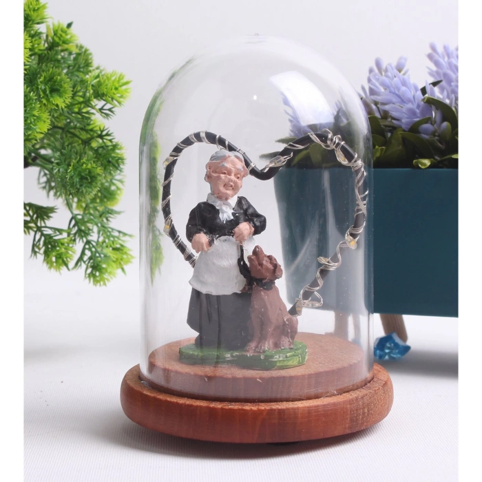 HEDİYELİK KADIN VE KÖPEK FİGÜRLÜ AHŞAP FANUS