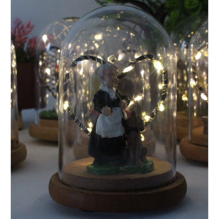 HEDİYELİK KADIN VE KÖPEK FİGÜRLÜ AHŞAP FANUS