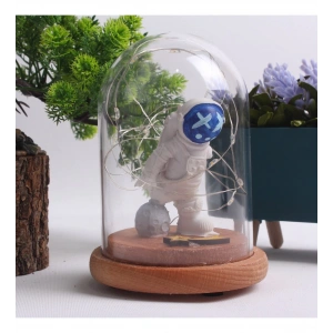 HEDİYELİK ON THE SPACE TEMALI ASTRONOT FİGÜRLÜ AHŞAP FANUS