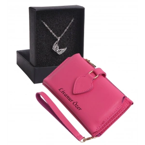 KİŞİYE ÖZEL PEMBE RENK MAÇA MODEL CÜZDAN & MELEK KANATLAR KOLYE SET - ANAHTARLIK HEDİYELİ!