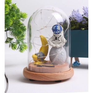 HEDİYELİK ON THE SPACE TEMALI OTURAN ASTRONOT FİGÜRLÜ AHŞAP FANUS