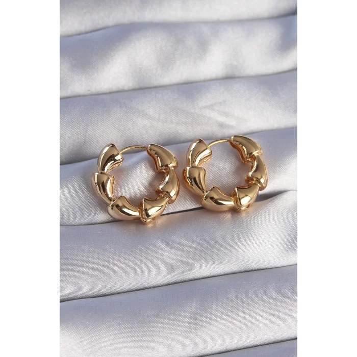 Pirinç Gold Renk Damla Kıvrım Tasarımlı Halka Küpe