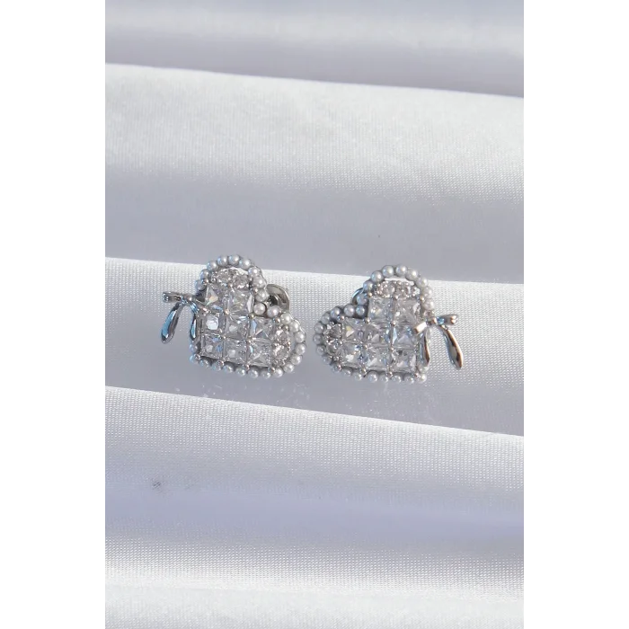 Pirinç Gümüş Renk Fiyonk Detay İncili Zirkon Taşlı Kalp Küpe