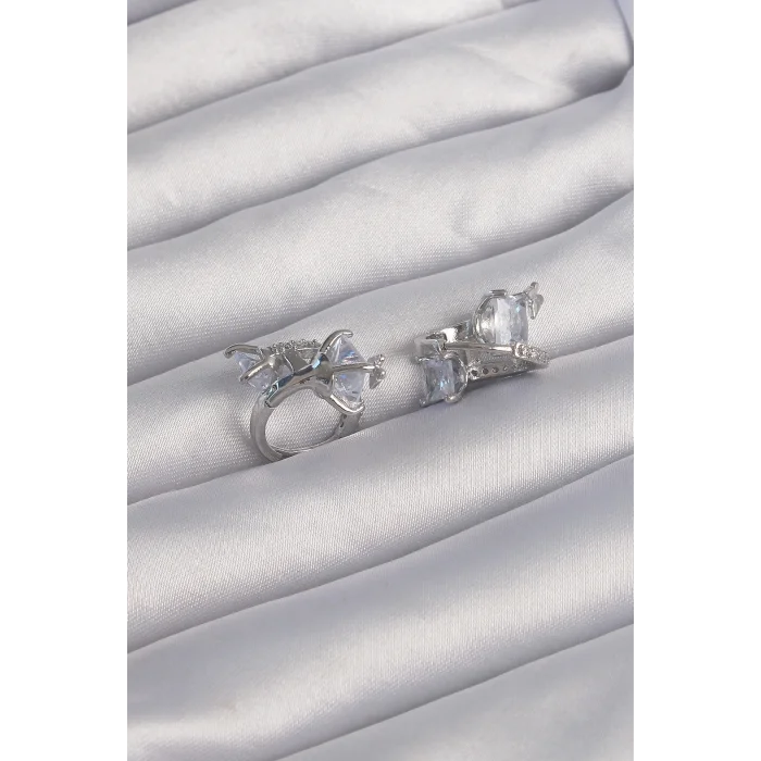 Pirinç Gümüş Renk İri Zirkon Taşlı Kıvrımlı Minimal Kelebekli Halka Küpe