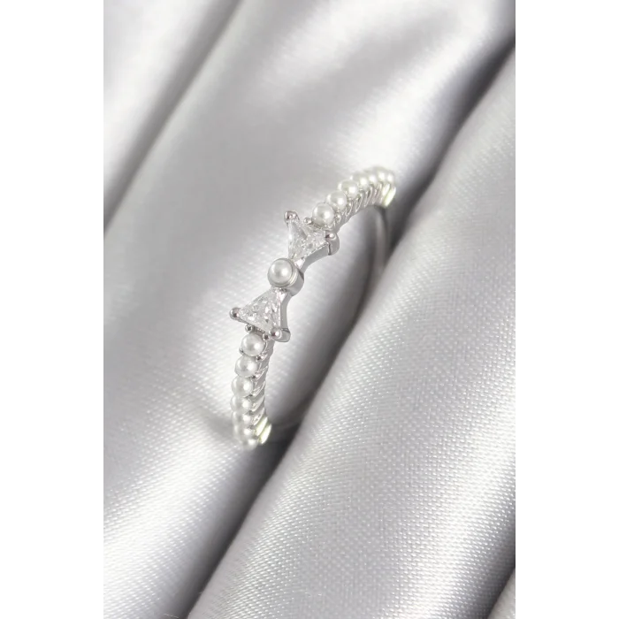 Pirinç Gümüş Renk Zirkon Taşlı Kurdele Model İnci Detay Kadın Yüzük