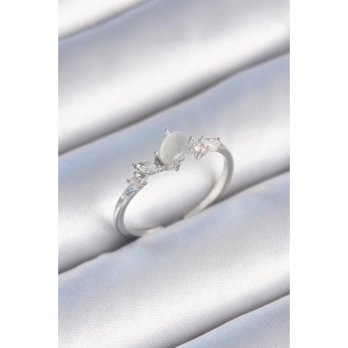 Pirinç Gümüş Renk Zirkon Taşlı Oval Beyaz Mineli Kadın Yüzük