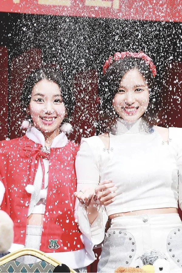 Max Kar Köpüğü Spreyi, Eriyen Kar Taneleri, Parti Köpük Karı Yapar Kar Yağdıran Sprey 300 ml